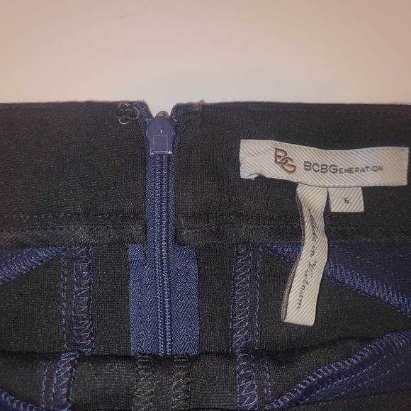 BCBGeneration Classic Short Navy with Black Accent Skirt Size 6 - Picture 3 of 6